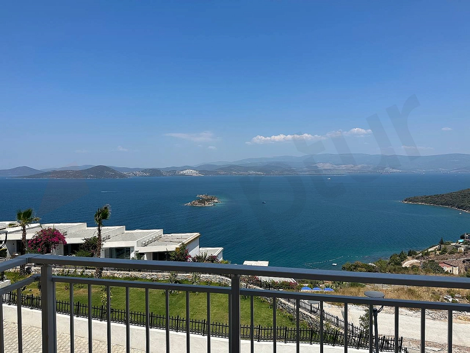 Bodrum'da denize sıfır bir konumdan çekilmiş, masmavi deniz ve sahil şeridini içeren panoramik manzara.