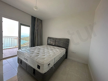 Bodrum'da deniz manzaralı, modern mobilyalı ve ferah bir daire balkonu.