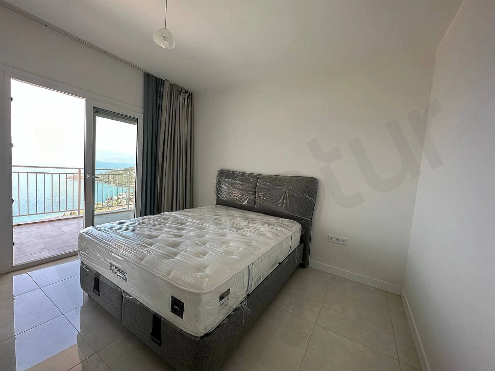 Bodrum'da deniz manzaralı, modern mobilyalı ve ferah bir daire balkonu.