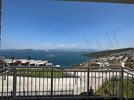 Bodrum'da denize sıfır bir konumdan çekilmiş geniş açılı panoramik deniz ve sahil manzarası.