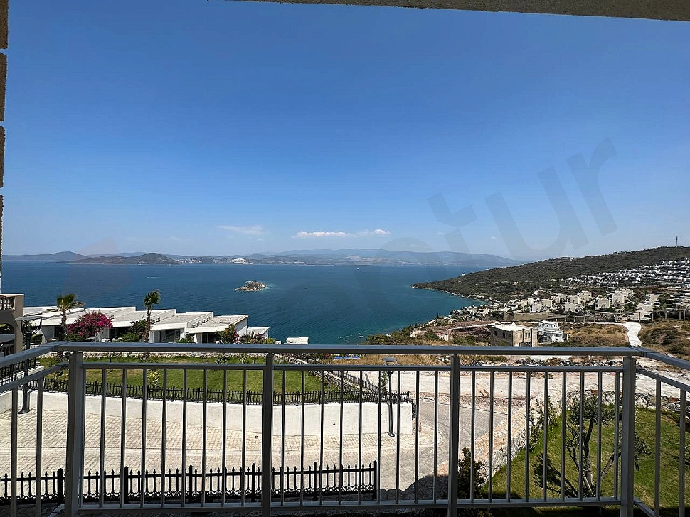 Bodrum'da denize sıfır bir konumdan çekilmiş geniş açılı panoramik deniz ve sahil manzarası.