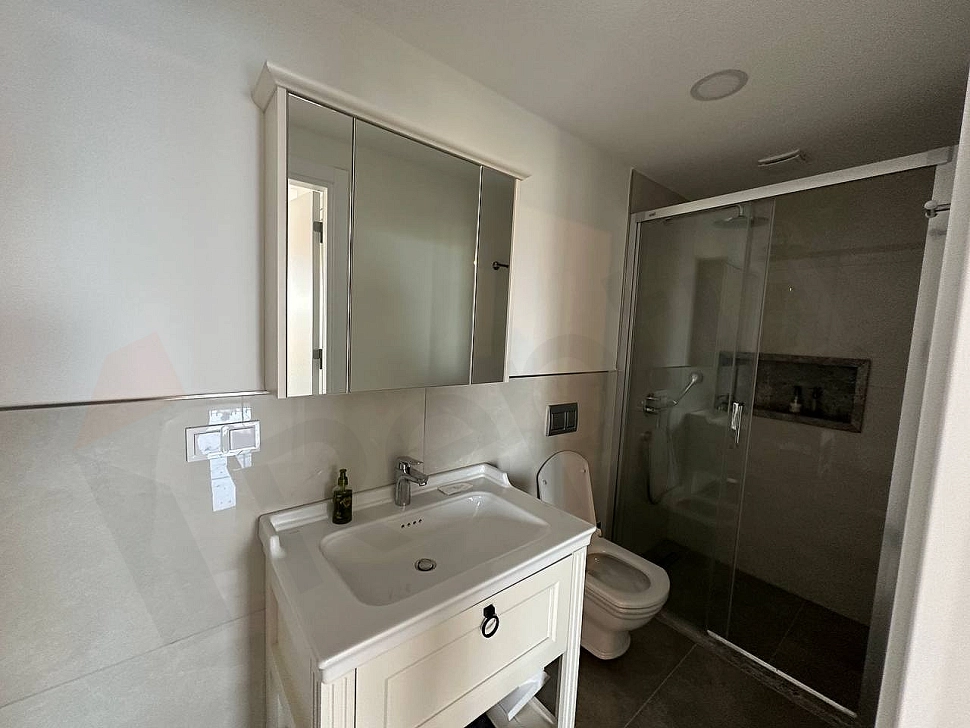 Modern tasarımlı, şık vitrifiye ve kaliteli seramik kaplamalı banyo iç mekanı.