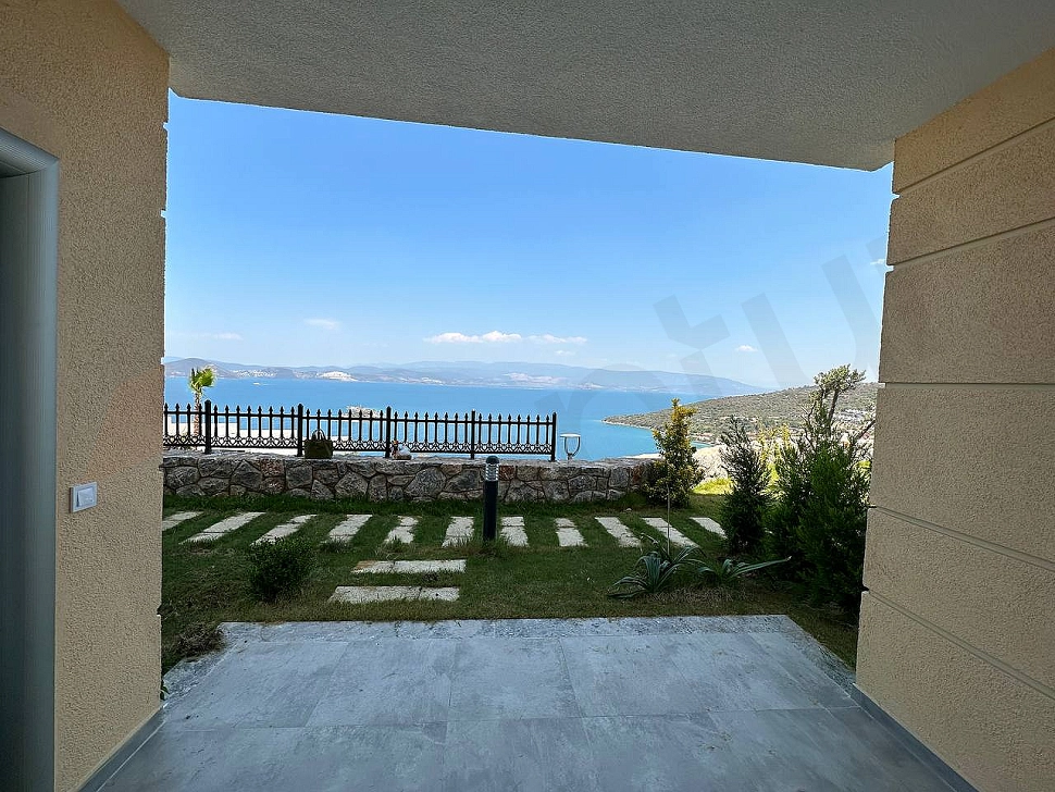 Bodrum'da denize sıfır bir dubleks dairenin modern mobilyalı ve geniş manzaralı terası.