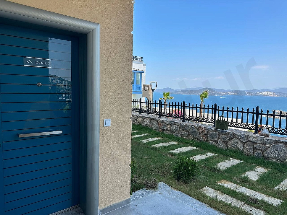 Bodrum'da satılık 2+1 dubleks dairenin modern tasarımlı giriş kapısı ve antre bölümü.