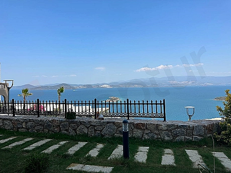 Bodrum'daki modern dubleks evin peyzajlı ve bakımlı yeşil bahçesi.