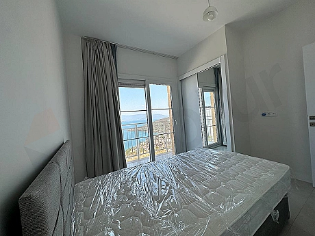 Modern mobilyalarla dekore edilmiş, ferah ve aydınlık eşyalı bir yatak odası.