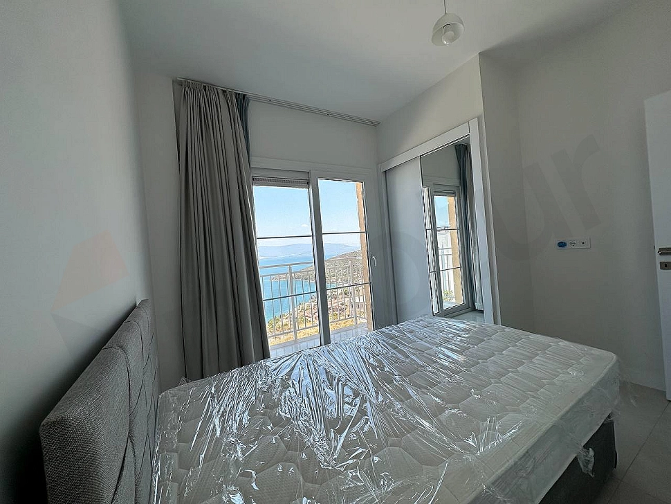 Modern mobilyalarla dekore edilmiş, ferah ve aydınlık eşyalı bir yatak odası.