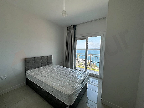 Modern mobilyalarla dekore edilmiş, ferah ve aydınlık bir yatak odası görünümü.