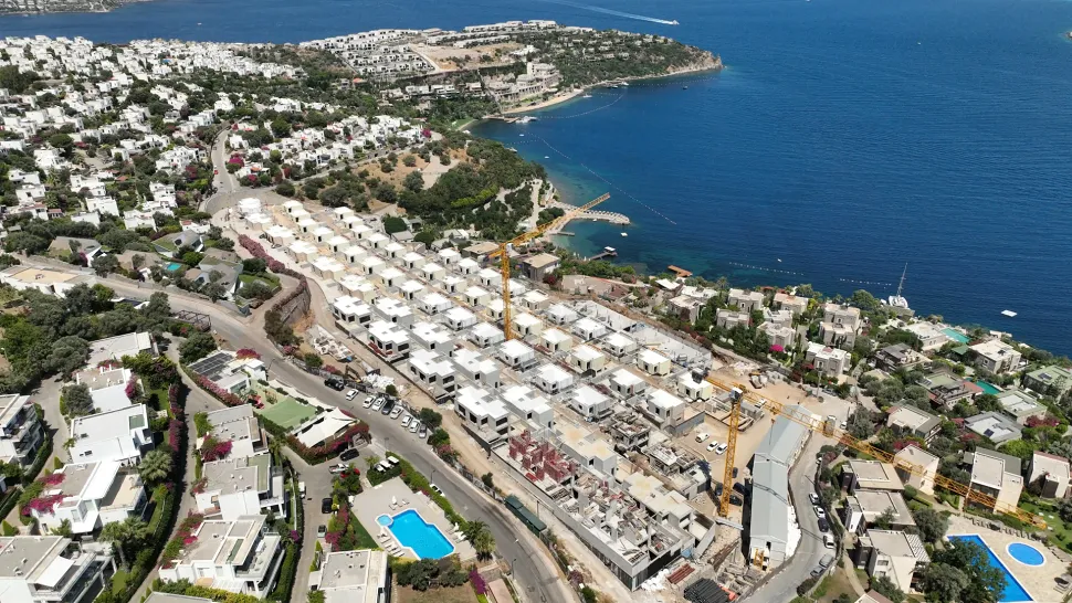 Bodrum'daki müstakil ev projesinin karadan kuş bakışı çekilmiş yerleşim planı ve panoramik manzarası.