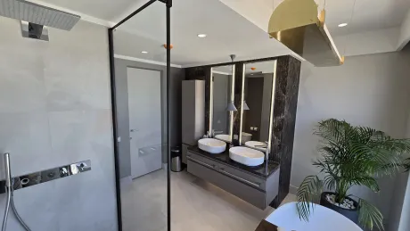 Modern tasarıma sahip, şık ve ferah bir banyo iç mekanı.