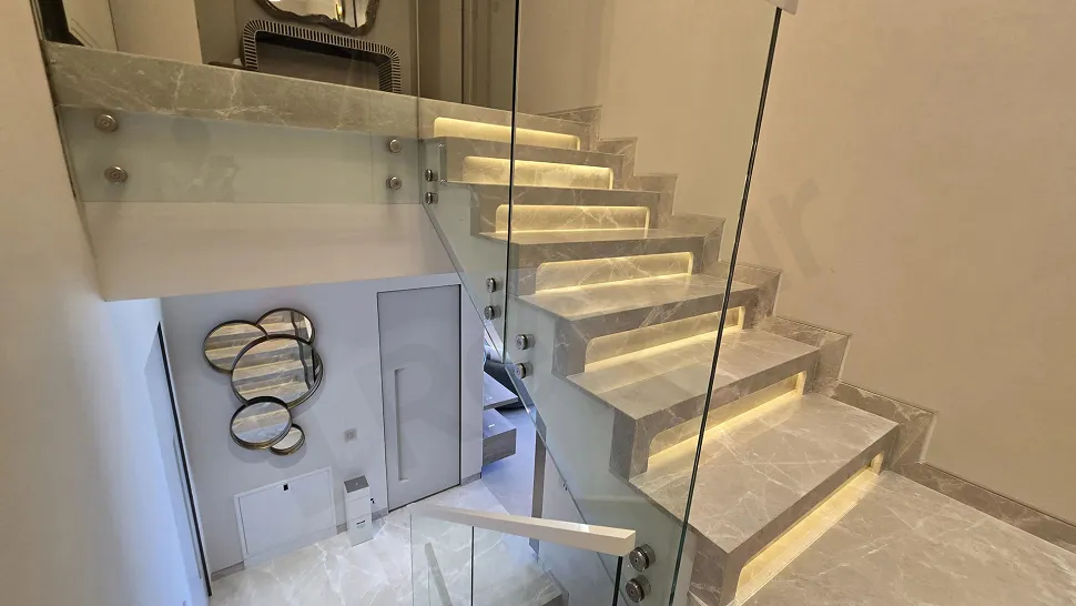 Müstakil bir evin iç mekanında yer alan modern tasarımlı daire içi merdiven.