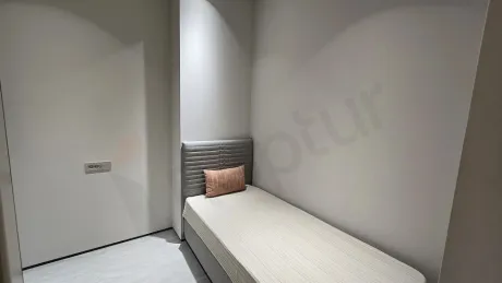 Modern ve geniş bir şekilde tasarlanmış çamaşır odası alanı.