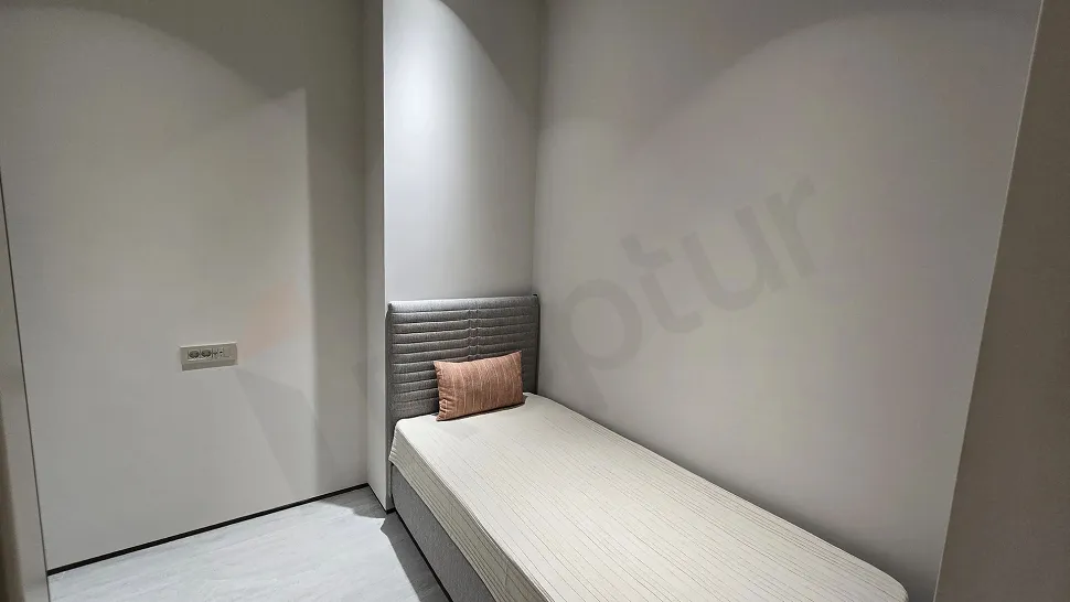 Modern ve geniş bir şekilde tasarlanmış çamaşır odası alanı.