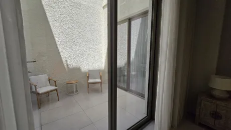 Deniz manzaralı bir müstakil evin geniş ve modern tasarımlı açık teras alanı.