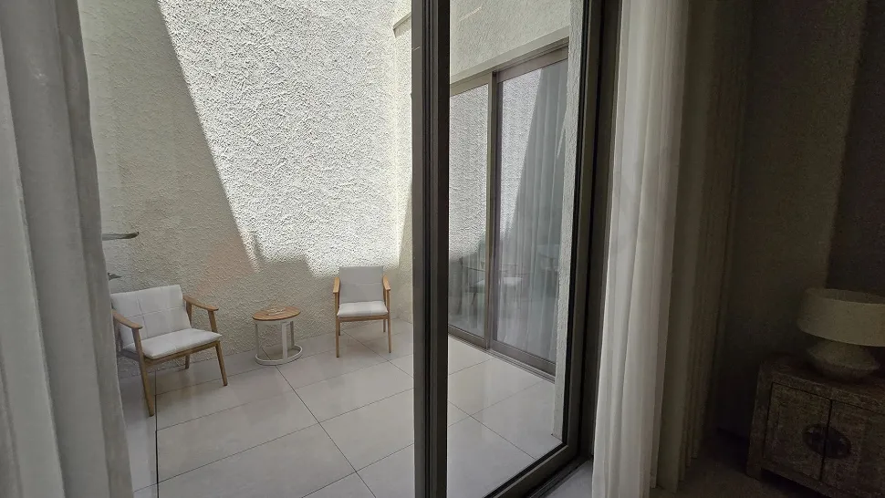 Deniz manzaralı bir müstakil evin geniş ve modern tasarımlı açık teras alanı.