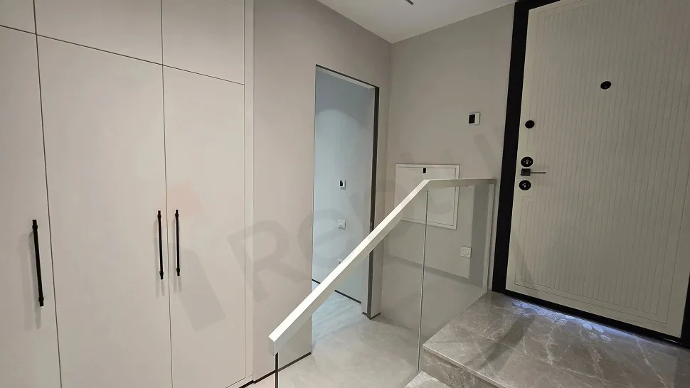 Lüks müstakil evin modern tasarımlı, geniş ve aydınlık koridoru.