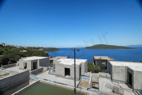 Bir villadan görünen geniş ve masmavi panoramik deniz manzarası.