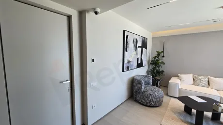 Modern bir villa projesinin şık ve geniş daire girişi bölümü.