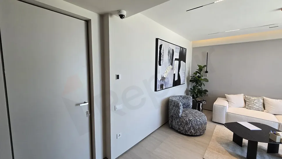 Modern bir villa projesinin şık ve geniş daire girişi bölümü.