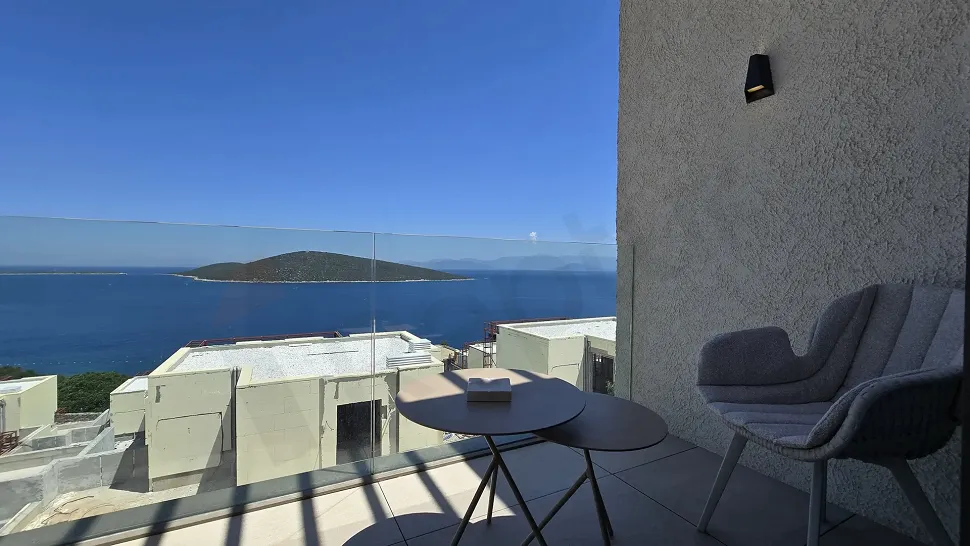 Bodrum'da denize sıfır konumda yer alan lüks villanın geniş ve modern balkon görünümü.
