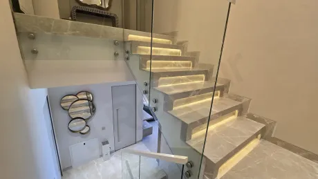 Villa içerisinde yer alan modern tasarımlı şık iç merdiven ve basamaklar.