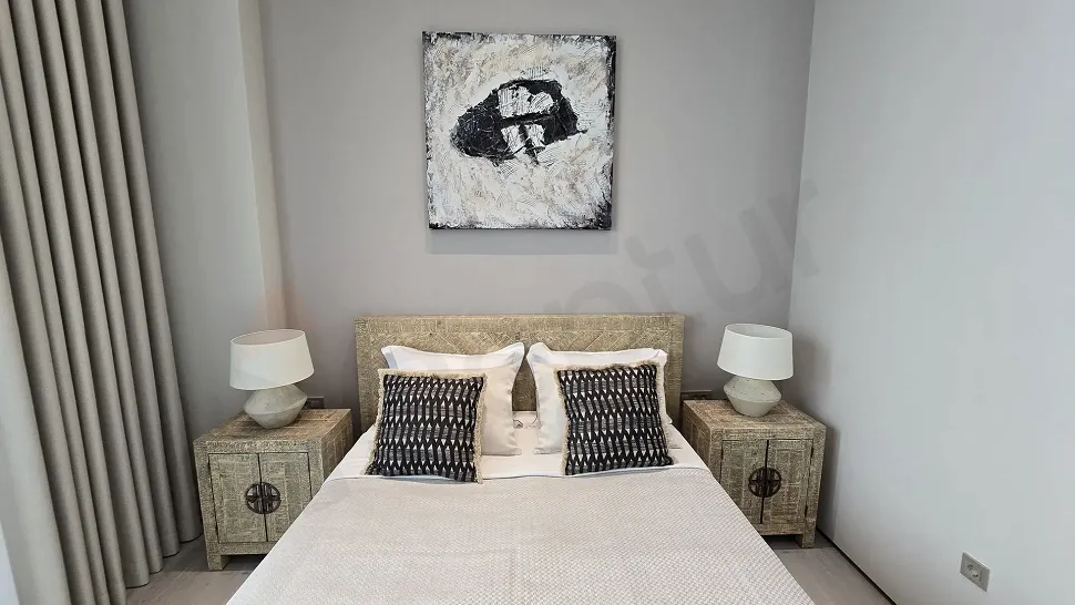 Modern tasarımlı, geniş ve aydınlık bir lüks villa yatak odası görseli.
