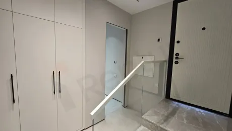 Modern mimariye sahip 4+2 lüks villanın geniş giriş kapısı ve antre alanı.