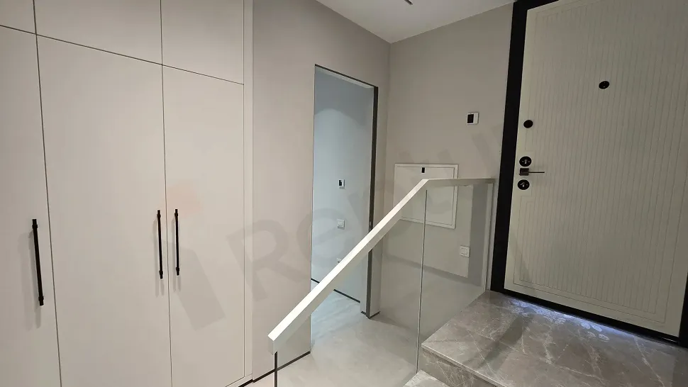 Modern mimariye sahip 4+2 lüks villanın geniş giriş kapısı ve antre alanı.