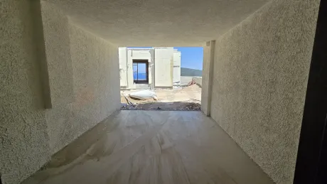 Modern ve güvenli bir villaya ait geniş kapalı otopark alanı.