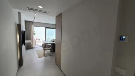 Modern bir villanın geniş ve aydınlık koridor iç mekan görünümü.