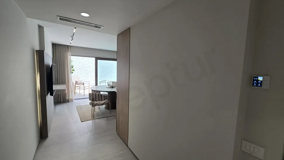 Modern bir villanın geniş ve aydınlık koridor iç mekan görünümü.