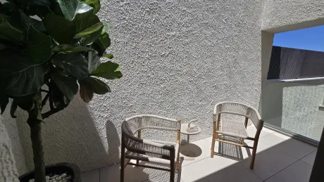 Geniş ve modern tasarımlı, açık hava villa teras alanı.