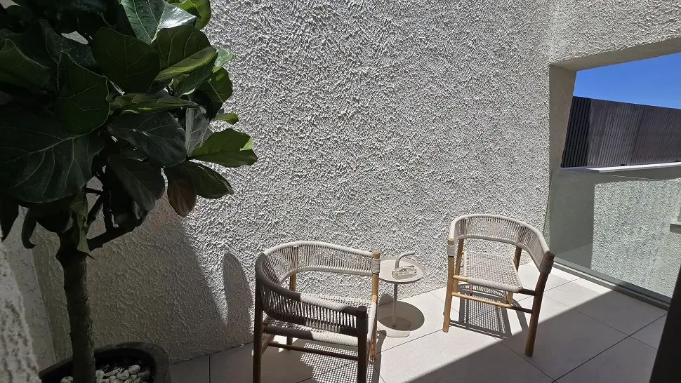 Geniş ve modern tasarımlı, açık hava villa teras alanı.