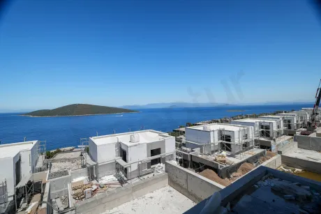 Bodrum sahil şeridinde masmavi deniz ve ufuk çizgisi manzarası