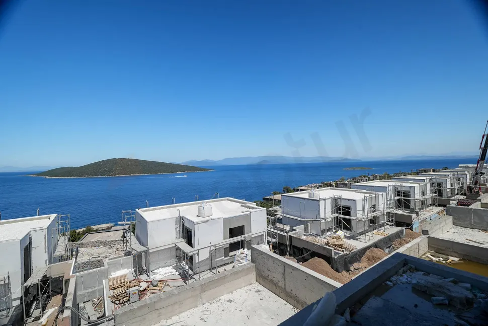 Bodrum sahil şeridinde masmavi deniz ve ufuk çizgisi manzarası