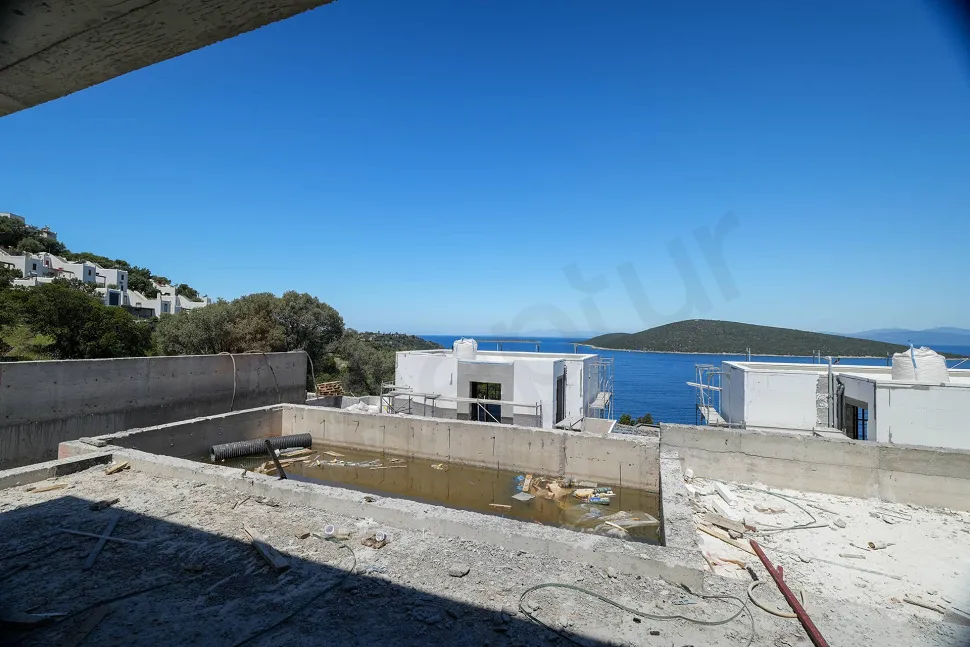 Bodrum kıyılarında ufka uzanan panoramik masmavi deniz ve sahil manzarası.