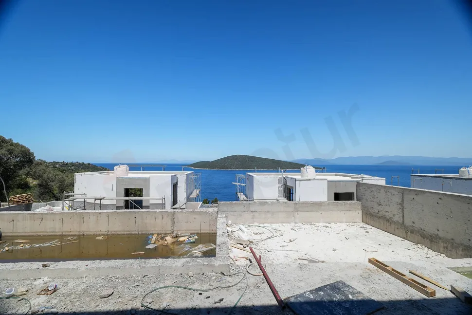 Bodrum kıyılarında masmavi deniz ve sahil şeridini gösteren geniş açılı panoramik manzara.
