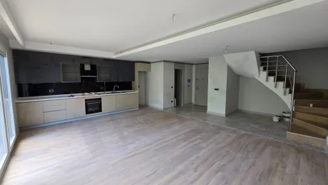 Beylikdüzü'nde Bol Doğal Işıklı, 3 Banyolu ve Geniş Teraslı 2+1 Dubleks