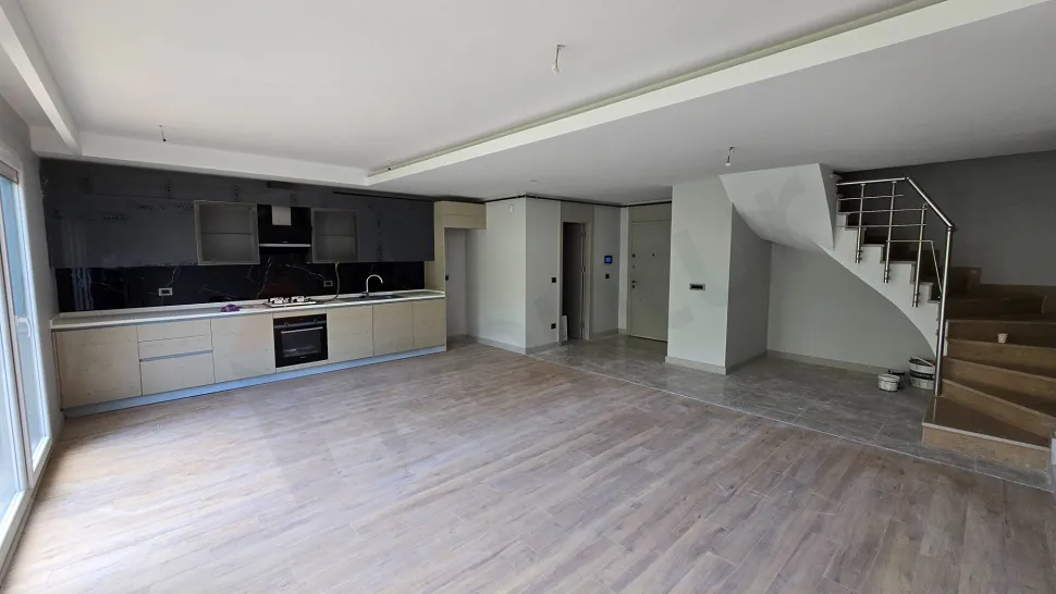 Beylikdüzü'nde Bol Doğal Işıklı, 3 Banyolu ve Geniş Teraslı 2+1 Dubleks