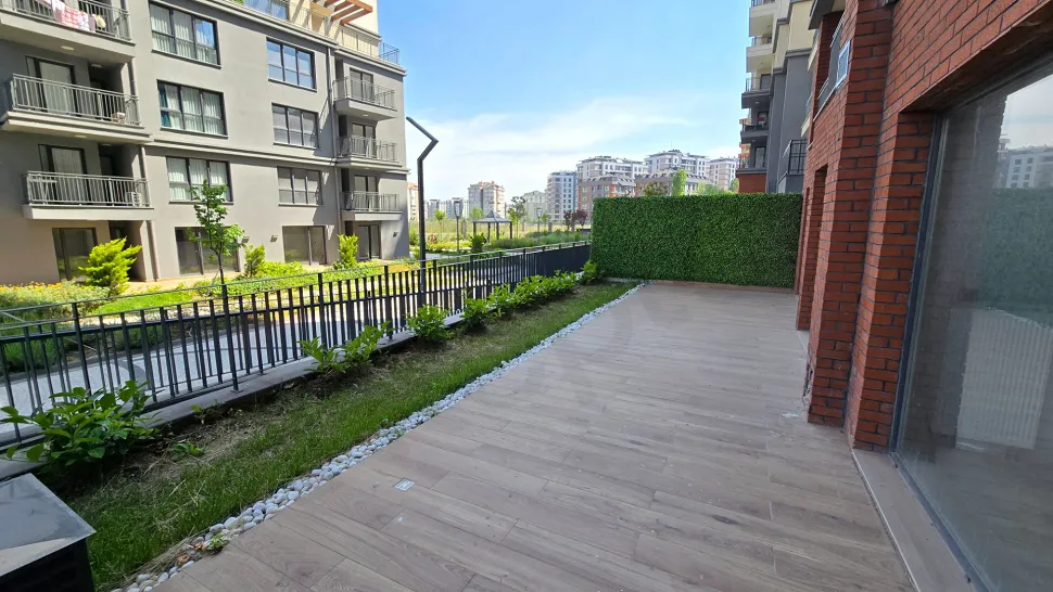 İstanbul Beylikdüzü'nde geniş şehir manzarasına sahip, ferah ve modern bir teras alanı.