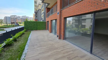 Şehir manzaralı geniş ve ferah açık teras alanı.