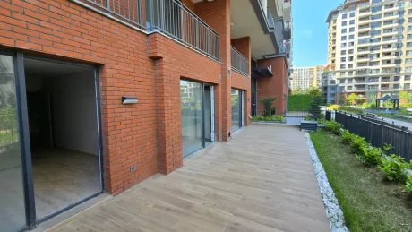 İstanbul Beylikdüzü'nde şehir manzarasına sahip geniş ve açık bir dubleks daire terası.
