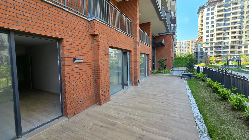 İstanbul Beylikdüzü'nde şehir manzarasına sahip geniş ve açık bir dubleks daire terası.