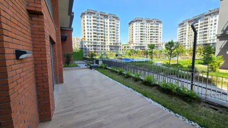 Beylikdüzü'nde Doğayla İç İçe: Park Manzaralı, Geniş Teraslı ve Personel Odalı Bahçe Dubleksi