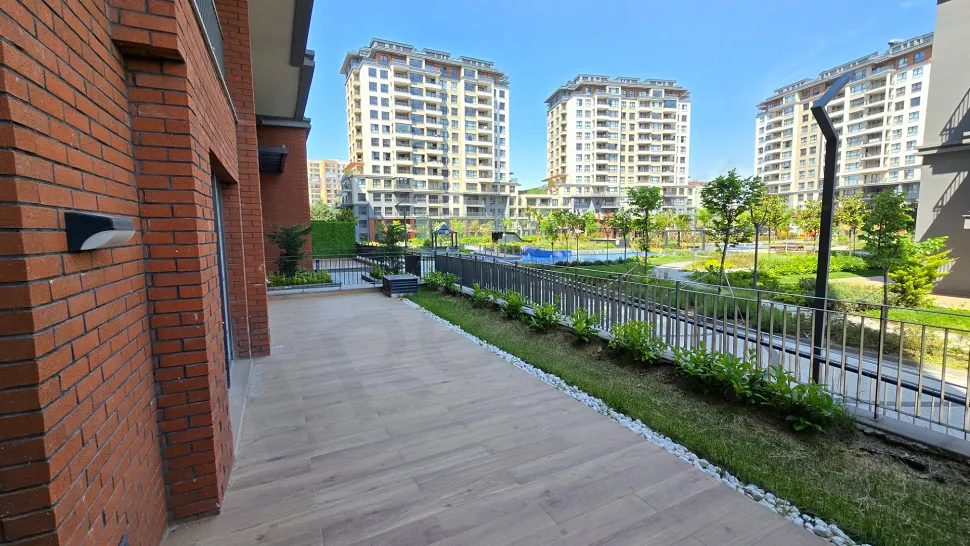 Şehir manzarasına sahip, geniş ve modern bir dubleks daire terası.