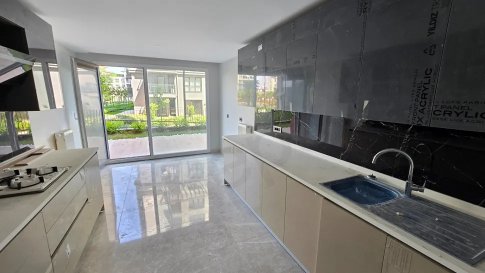 İstanbul Beylikdüzü'nde yer alan 4+1 dubleks dairenin modern tasarımlı, geniş ve aydınlık mutfak görünümü.
