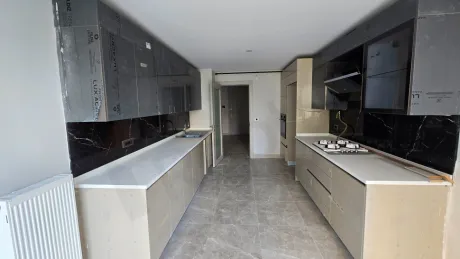 İstanbul Beylikdüzü'ndeki lüks dubleks dairenin modern tasarımlı ve geniş mutfak alanı.