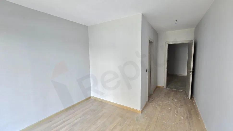 Modern tasarımlı, geniş ve aydınlık bir yatak odası görseli.