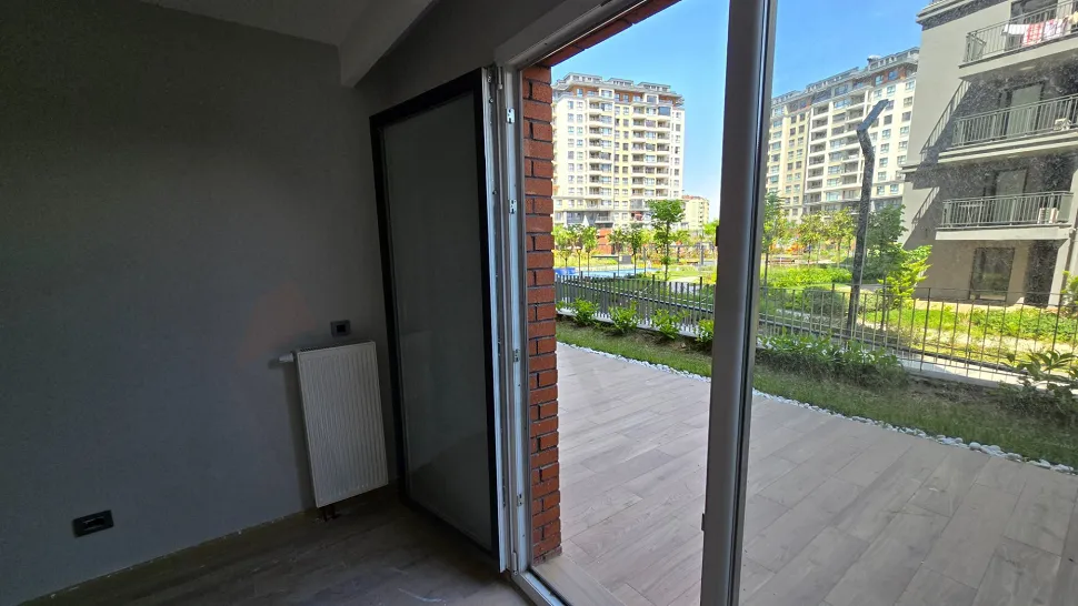 Modern mimariye sahip, geniş ve aydınlık bir yatak odası iç mekan görüntüsü.