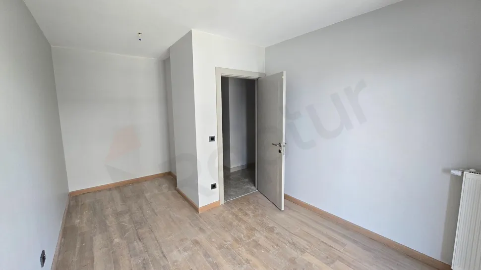 Beylikdüzü'nde satılık 4+1 dubleks dairenin geniş, gün ışığı alan ve modern mimariye sahip yatak odası alanı.